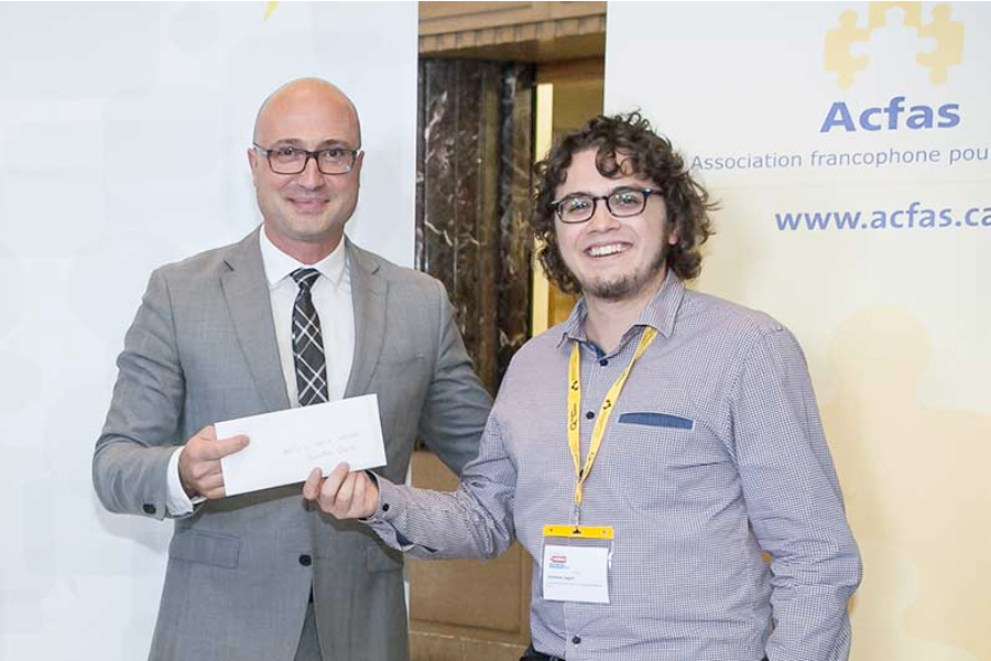 Jonathan Gagné (à gauche) reçoit son prix de Philippe-Edwin Bélanger (à droite), président de l’ADÉSAQ. (Crédit: Acfas/H. Dumas)