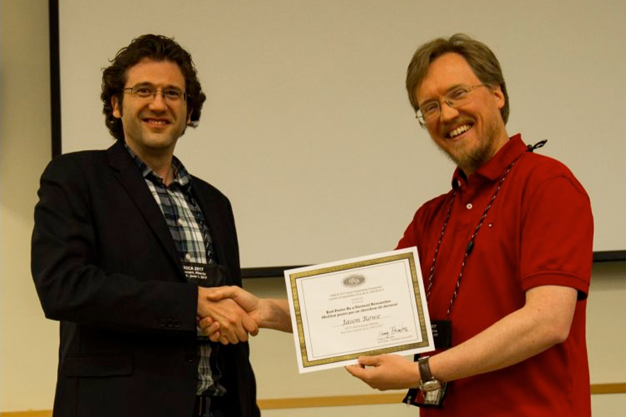 Une photo de Jason Rowe (gauche) recevant le prix de la meilleure affiche par un chercheur à la rencontre annuelle de la CASCA en 2017.