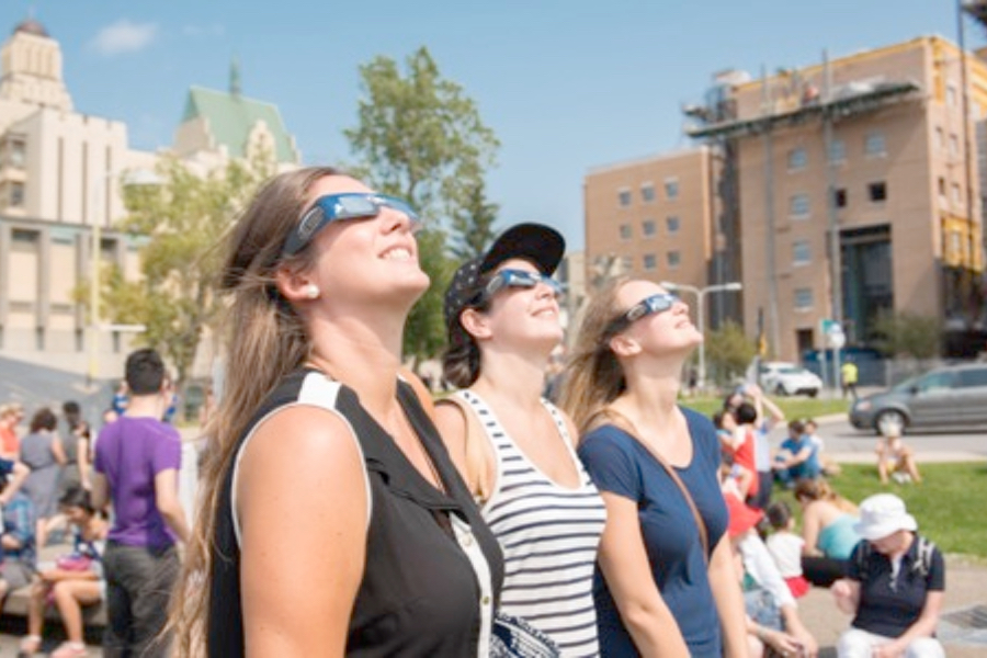 Observers of the 2017 solar eclipse on the Université de Montréal campus. (Credit: A. Philibert/UdeM)