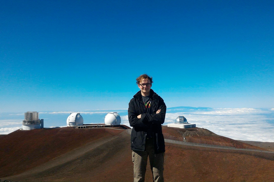 Notre nouveau stagiaire postdoctoral, Neil Cook, au sommet du Maunakea à Hawai'i. (Crédit: Photo de courtoisie)