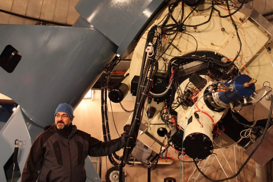 Olivier Hernandez in front of the telescope at the Mont-Mégantic Observatory in 2017.
