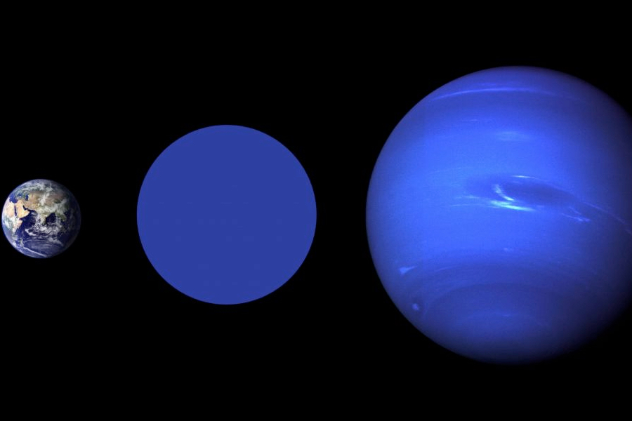 Comparaison (de gauche à droite) de la taille de la Terre, de Wolf 503b et de Neptune. La couleur bleue de Wolf 503b est imaginaire; on ne sait encore rien de l’atmosphère ou de la surface de la planète. (Crédit: NASA Goddard/Robert Simmon (Terre), NASA/JPL (Neptune))