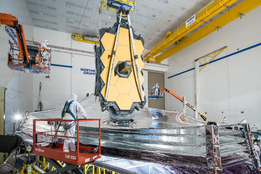 Des techniciens travaillant à Northrop Grumman en Californie inspectent l'écran solaire en pleine extension du télescope spatial James Webb. (Crédit: C. Gunn/NASA)