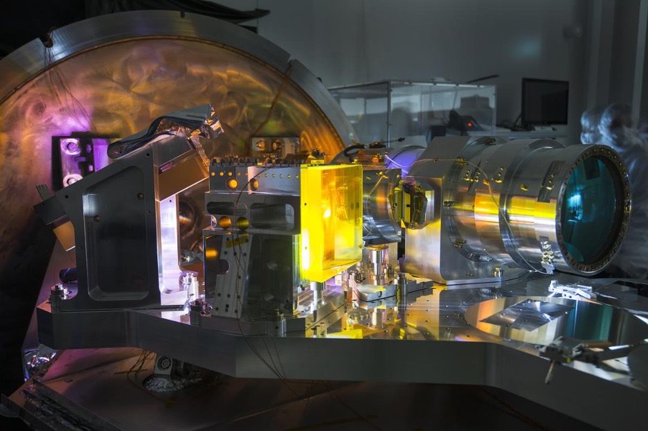 Le système optique du spectrographe de SPIRou sur le banc cryogénique dans la salle blanche de l’IRAP/OMP. (Crédit: S. Chastanet/CNRS/UPS/OMP)