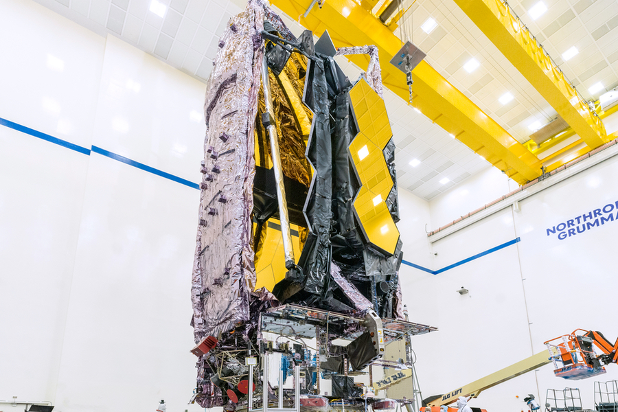 Le télescope spatial James Webb est maintenant complètement assemblé, testé et prêt à être envoyé à son site de lancement à Kourou en Guyane française. (Crédit: NASA/C. Gunn)