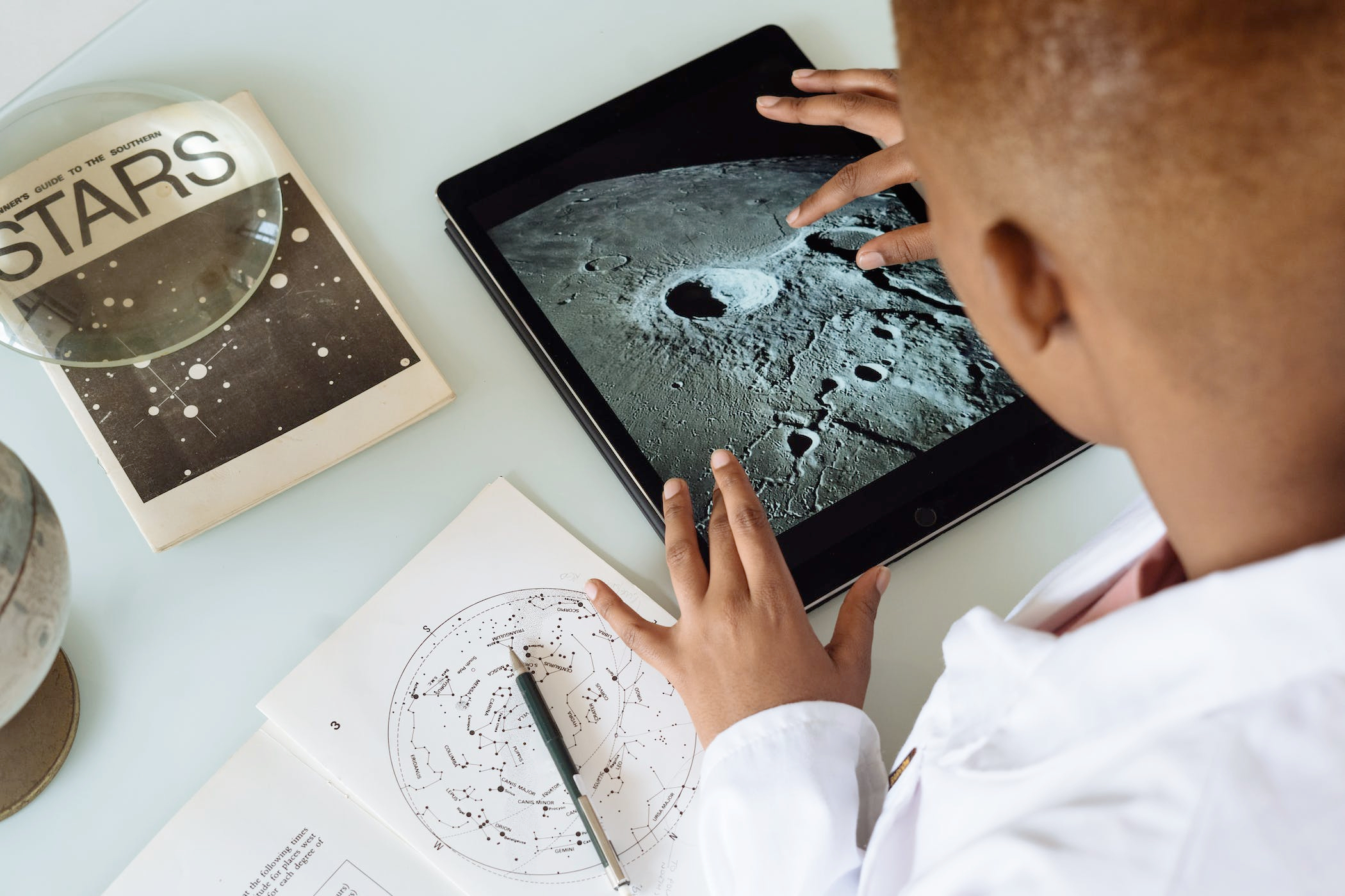 Un élève qui étudie les cratères de la Lune. (Crédit: Pexels)