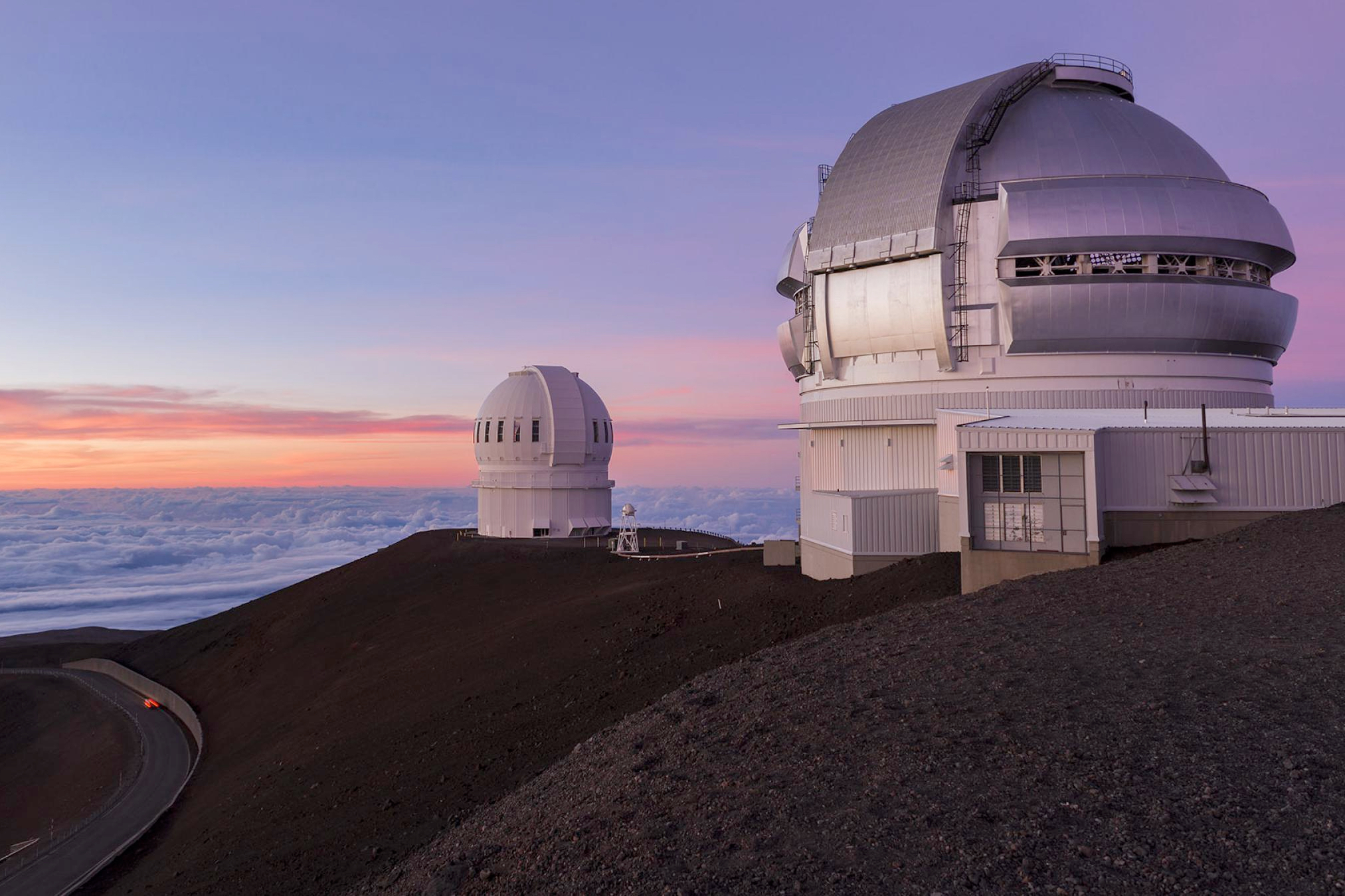 Le télescope Canada-France-Hawaii (gauche) et l'observatoire Gemini-Nord (droite) au sommet du Maunakea à Hawai'i. (Crédit: Shutterstock)