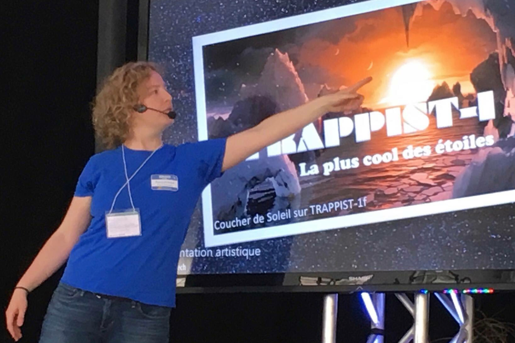 Marie-Eve Naud, notre coordonnatrice à l'éducation, donnant une présentation sur les exoplanètes. (Crédit: M.-E. Naud)