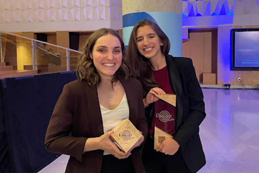 Laurie Dauplaise et Caroline Piaulet-Ghorayeb, étudiantes aux cycles supérieurs de l'iREx, ont reçu le grand prix lors de l'événement. 
