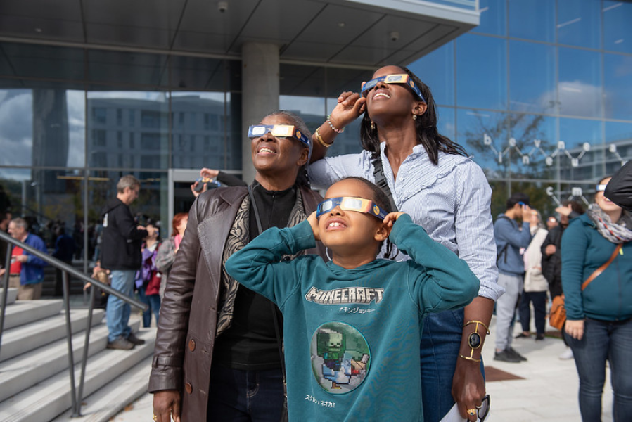Tens of Thousands of Free Eclipse Glasses Distributed Across Montréal
