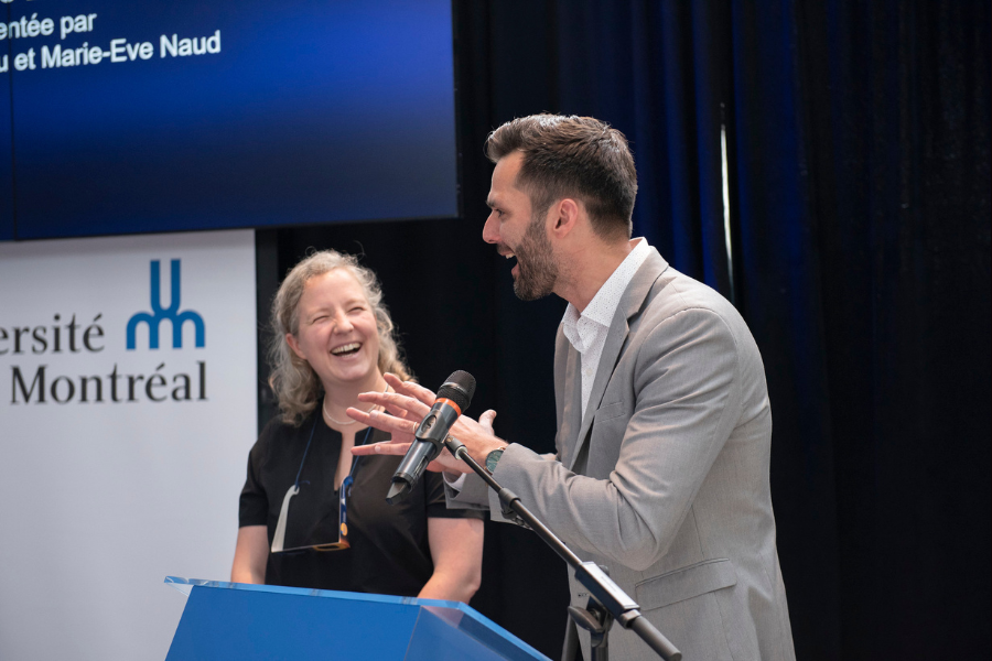 Marie-Eve Naud and Benjamin Augereau receive the prize. Credit : Amélie Philibert, Université de Montréal.