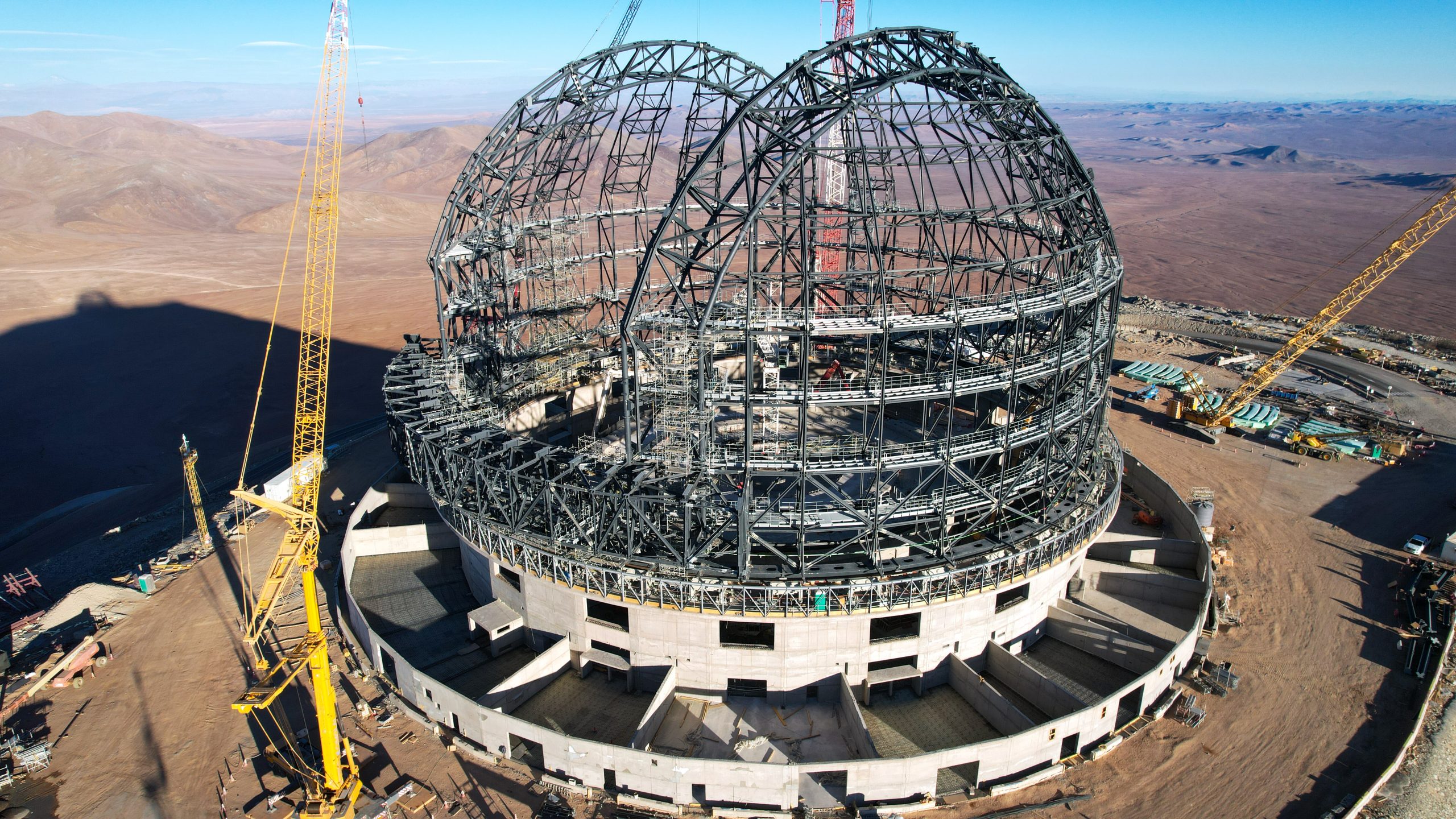 Construction de la structure du dôme de l'Extremely Large Telescope (ELT) de l'ESO, photographiée en septembre 2023. Crédit photo : ESO/G. Vecchia